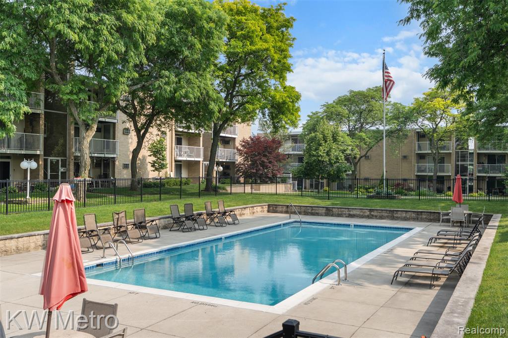 4909 Crooks Road, E8, Royal Oak, MI 48073 — Photo 11