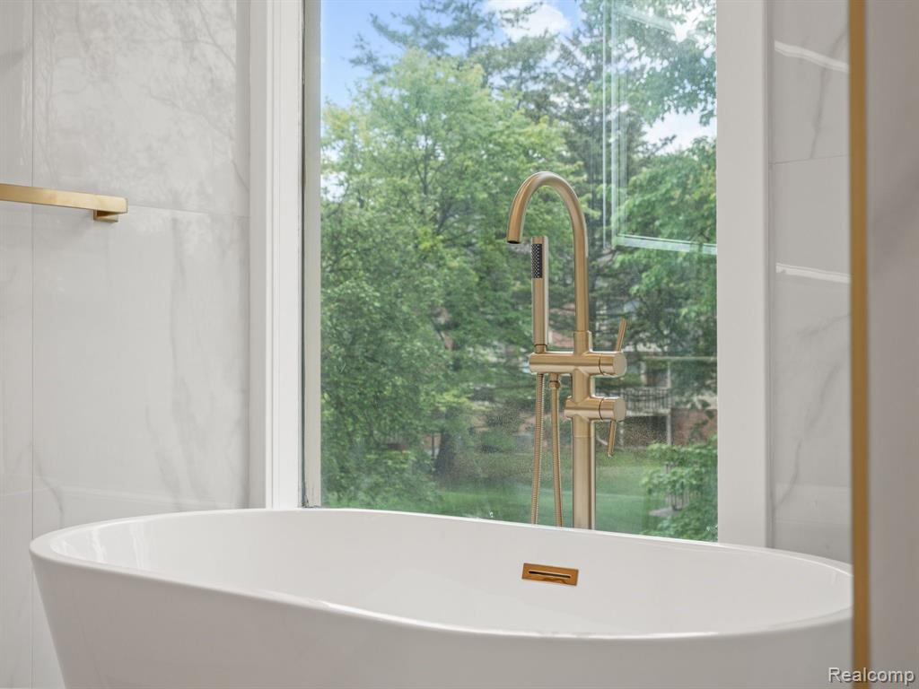 6943 Pebble Park Circle, West Bloomfield, MI — Photo 18