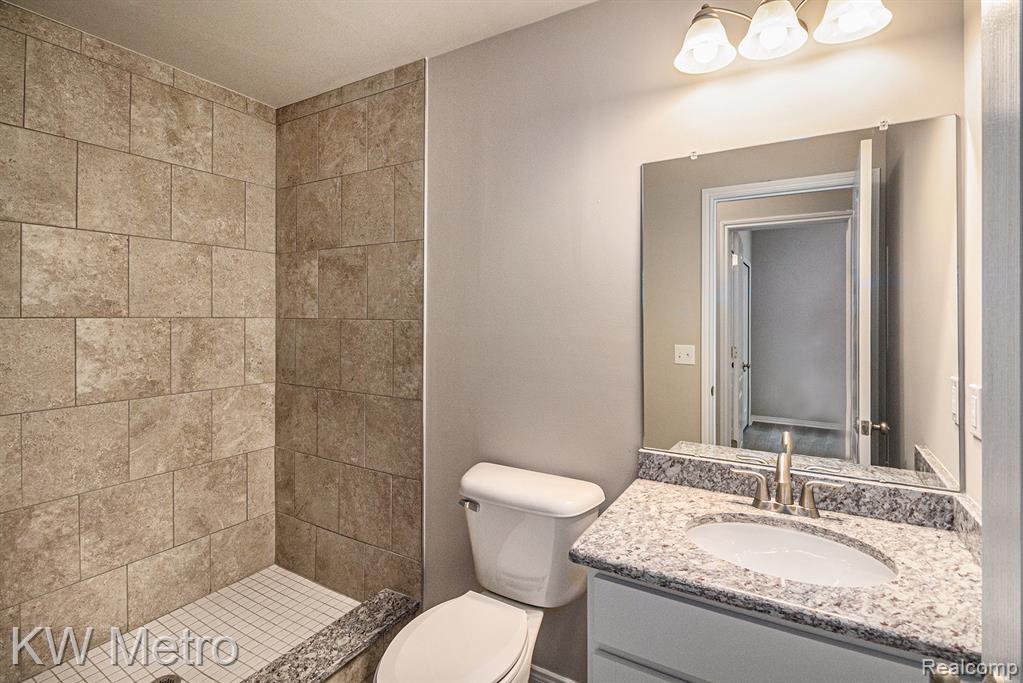 320 Whispering Pines Drive, 21, Fenton, MI 48430 — Photo 15