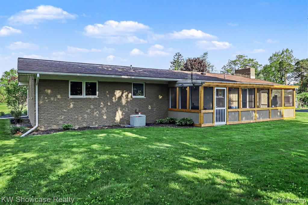 2572 Ridge Road, White Lake, MI 48383 — Photo 33