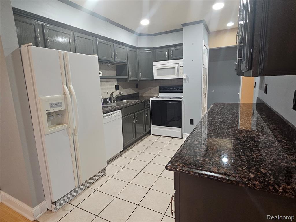 8596 Hampshire Drive, Sterling Heights, MI 48313 — Photo 6