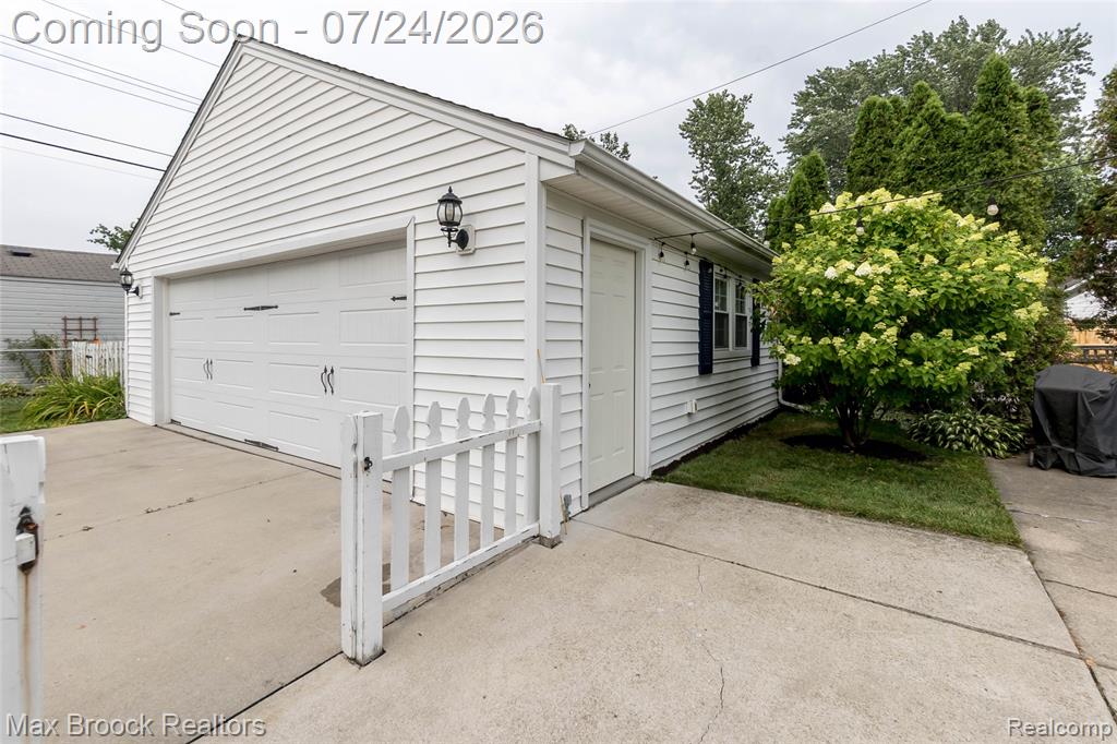 1090 Cambridge Road, Berkley, MI 48072 — Photo 35
