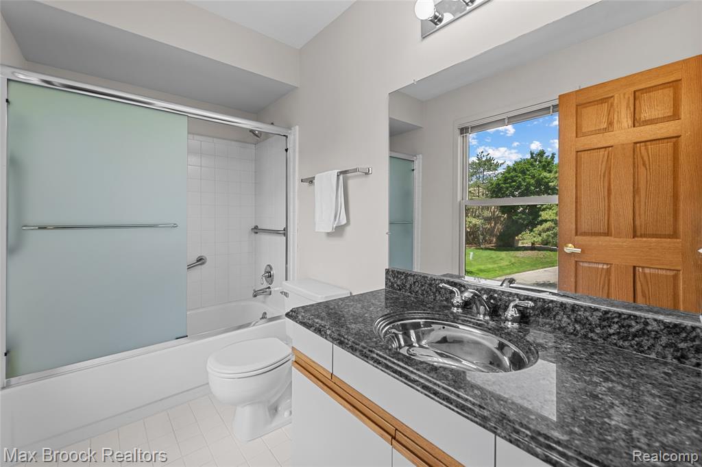 6452 Aspen Ridge Boulevard, West Bloomfield, MI — Photo 20