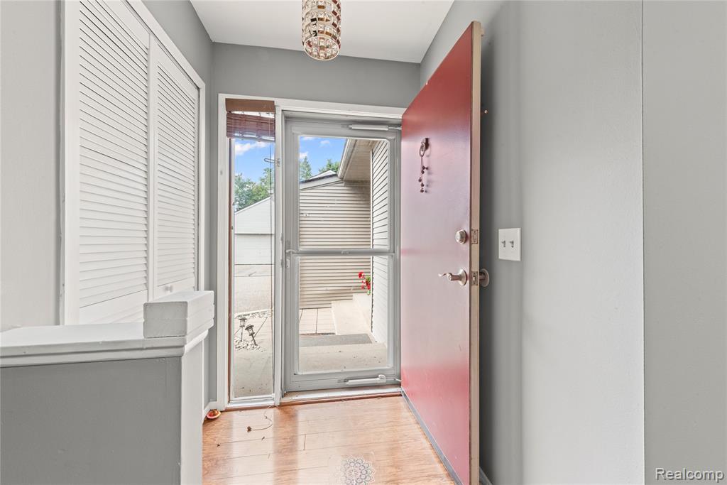 586 Ashley Circle, Rochester Hills, MI 48307 — Photo 3