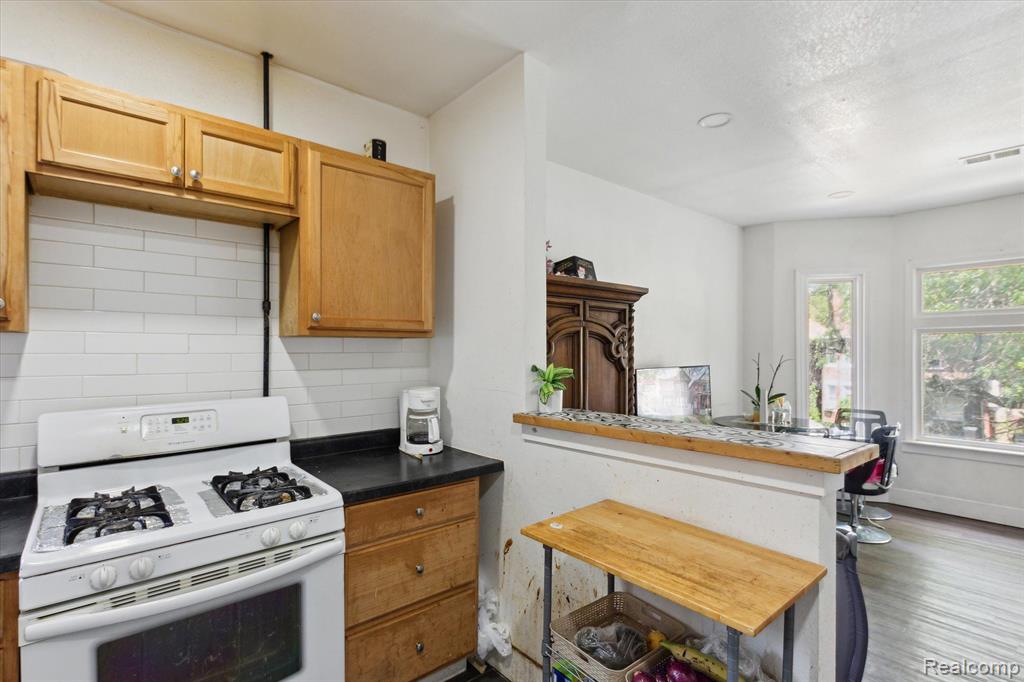 520 ENGLEWOOD Street, Detroit, MI 48202 — Photo 11