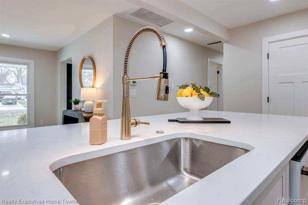 18910 Devonshire Street, Beverly Hills, MI 48025 — Photo 11