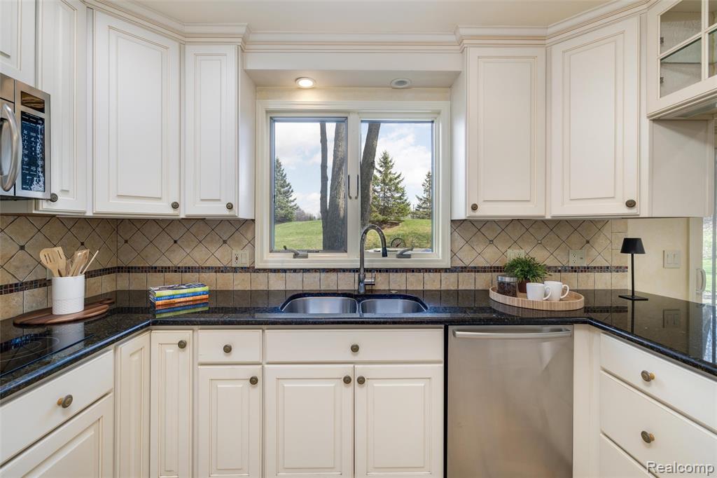 2317 Chelsea Court, Troy, MI 48084 — Photo 11