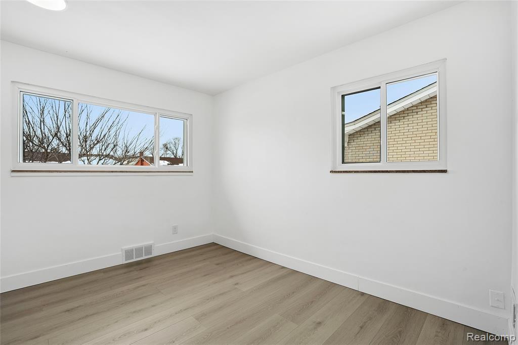 20886 Crestmont Lane, Dearborn Heights, MI 48127 — Photo 18