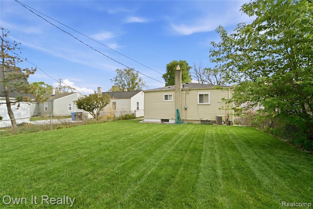 641 E Brockton Avenue, Madison Heights, MI 48071 — Photo 17