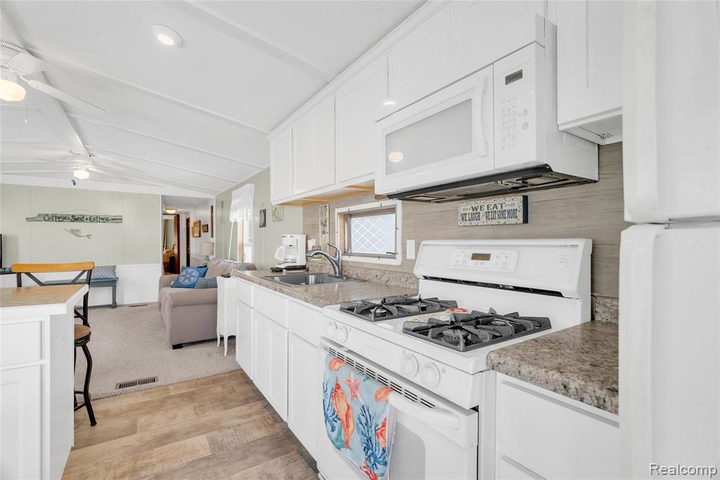 5203 Main Street, 207, Lexington, MI 48450 — Photo 17