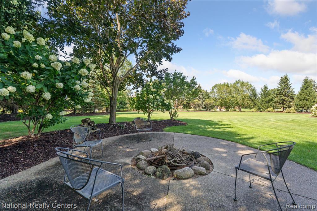 730 Berwick Court, Highland, MI — Photo 7