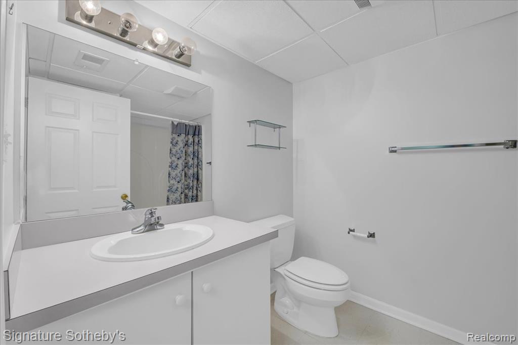 7525 Danbury Drive, West Bloomfield, MI — Photo 18