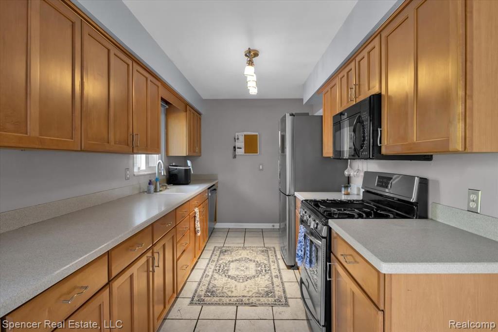 5726 Sutherland Drive, Waterford, MI 48327 — Photo 13