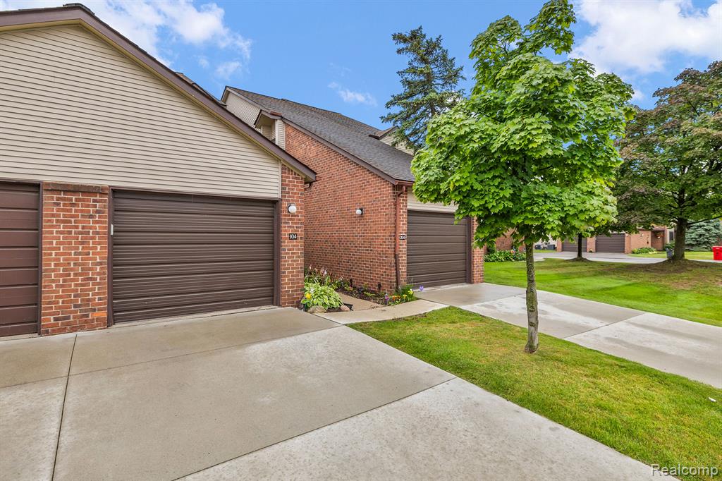 6660 RIDGEFIELD Circle, Unit #204, West Bloomfield, MI — Photo 2