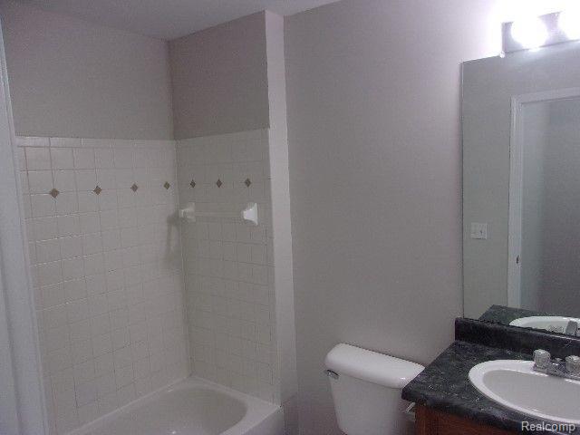 866 AMANDA Lane, Pontiac, MI 48340 — Photo 11