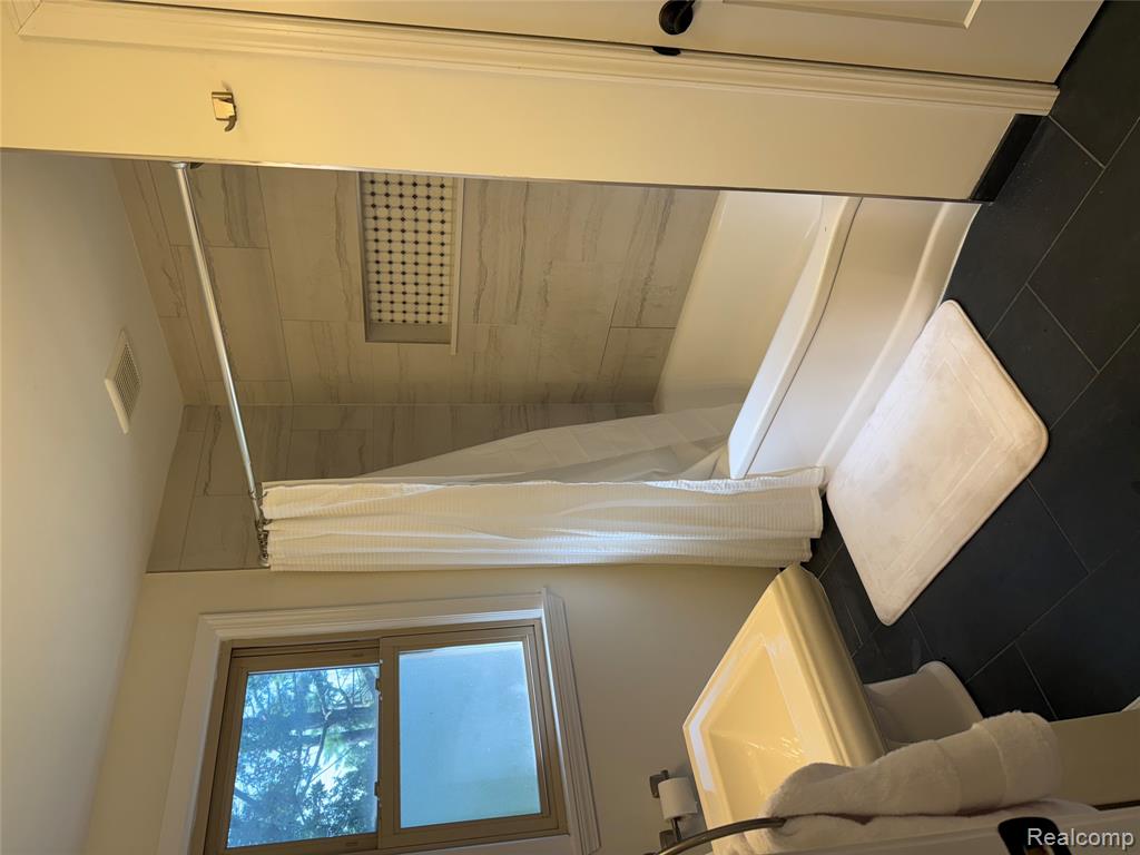 18141 Sunnybrook Avenue, Lathrup Village, MI 48076 — Photo 23