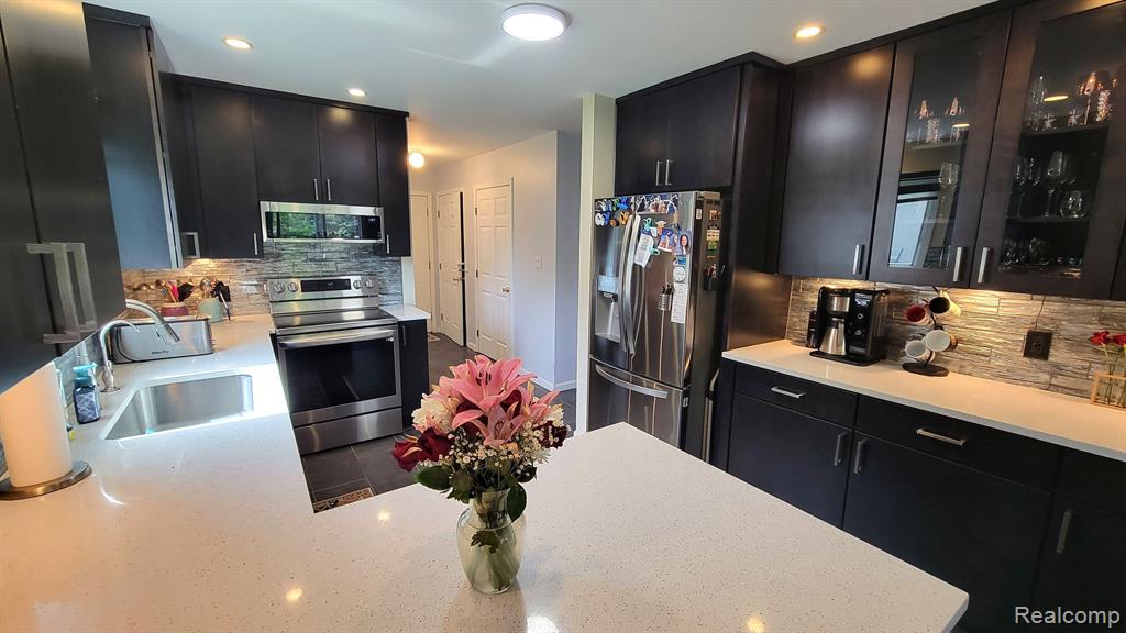 6192 N SHORE Drive, West Bloomfield, MI 48324 — Photo 14
