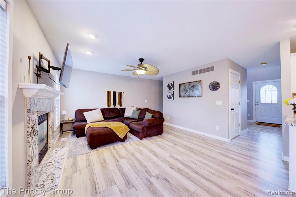 4395 Pondview Drive, Swartz Creek, MI 48473 — Photo 9