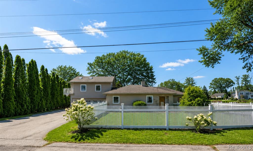 10401 Degrand Street, White Lake, MI