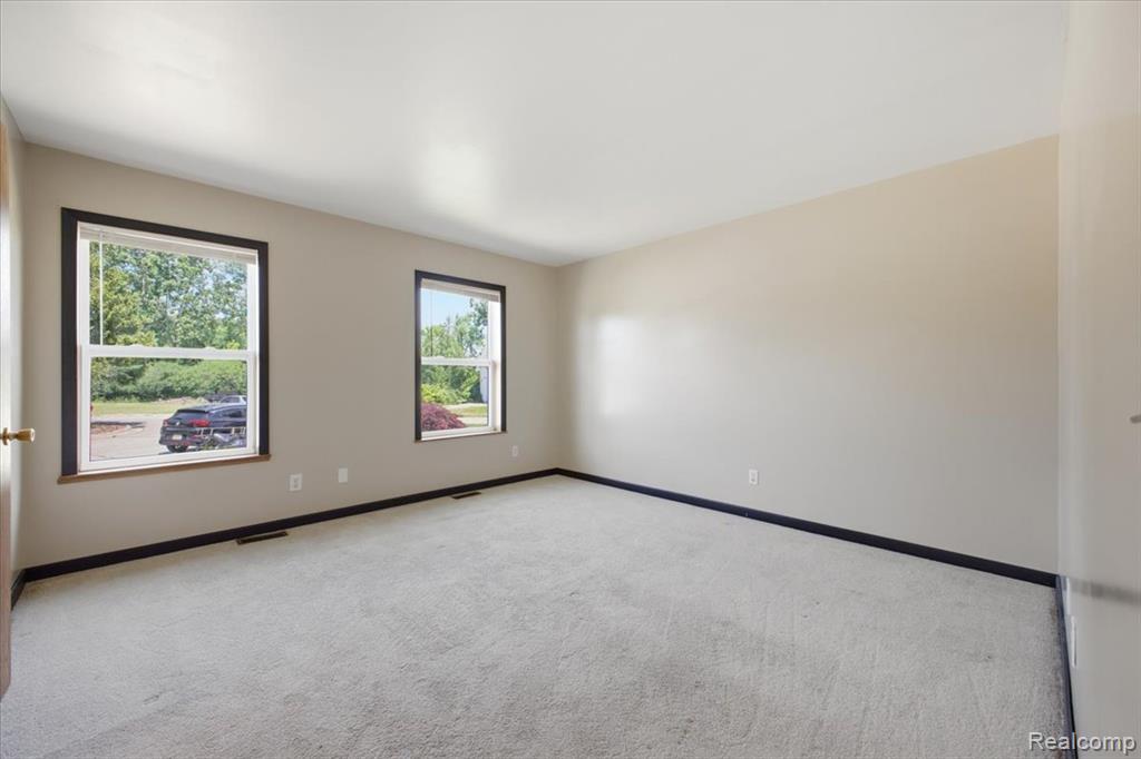 879 Barren Oaks Drive, Pontiac, MI 48341 — Photo 21