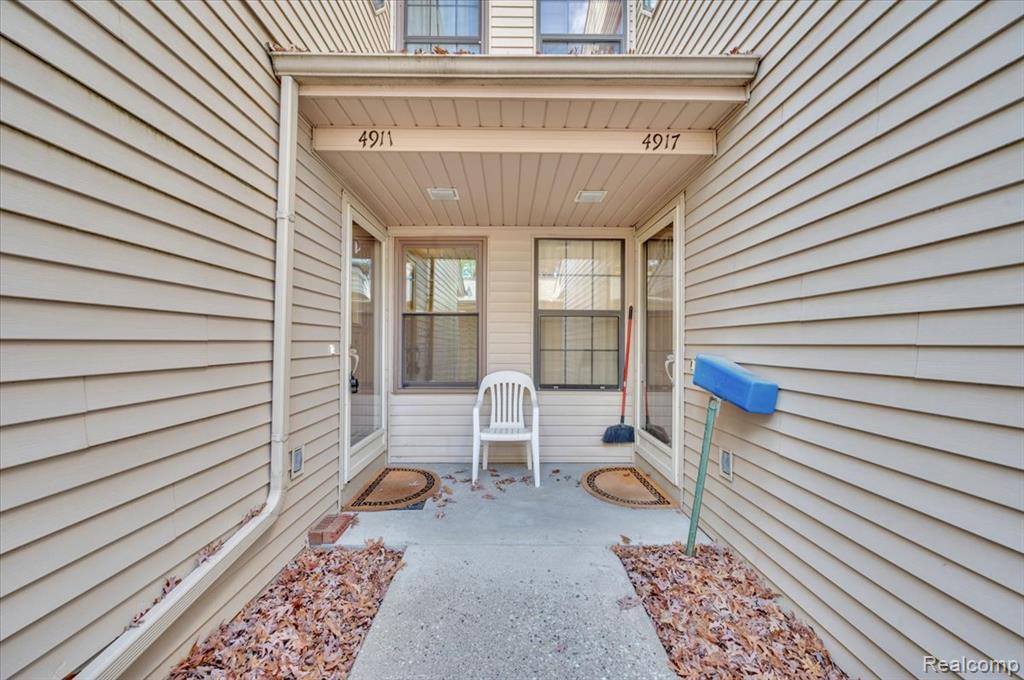 4911 Oak Hill Drive, Waterford, MI 48329 — front exterior