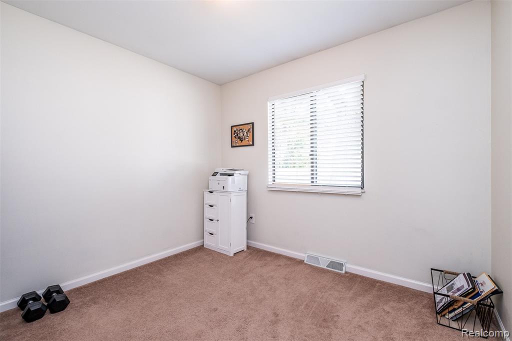 5720 Berkley Drive, Waterford, MI 48327 — Photo 19