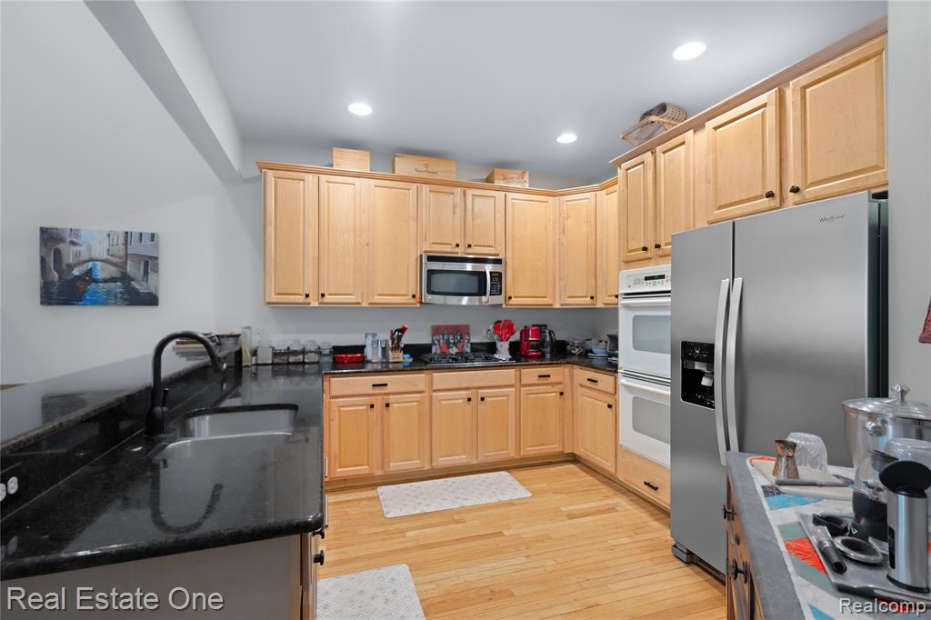 731 E Bluff Court, Rochester Hills, MI 48307 — Photo 24
