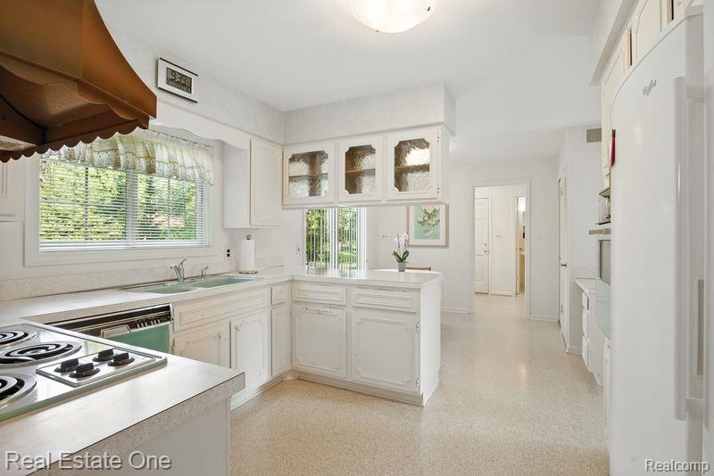 604 Longford Drive, Rochester Hills, MI 48309 — Photo 14