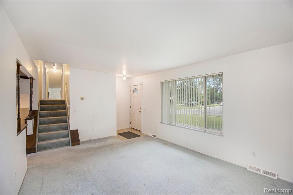 6160 BARKER Drive, Waterford, MI 48329 — Photo 5