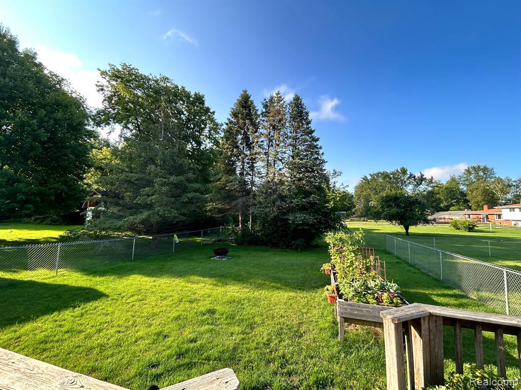 6937 ALMA, Saginaw, MI 48603 — Photo 2