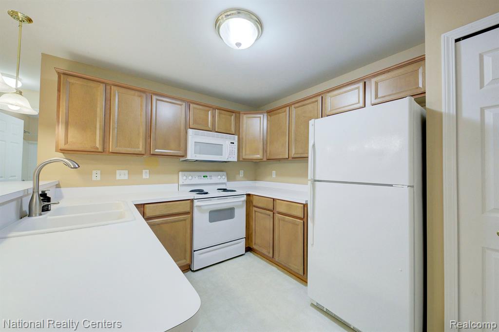 6104 JASMINE Drive, Walled Lake, MI 48390 — Photo 16