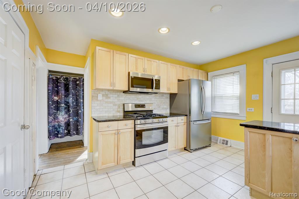 502 E LEWISTON Avenue, Ferndale, MI 48220 — Photo 17