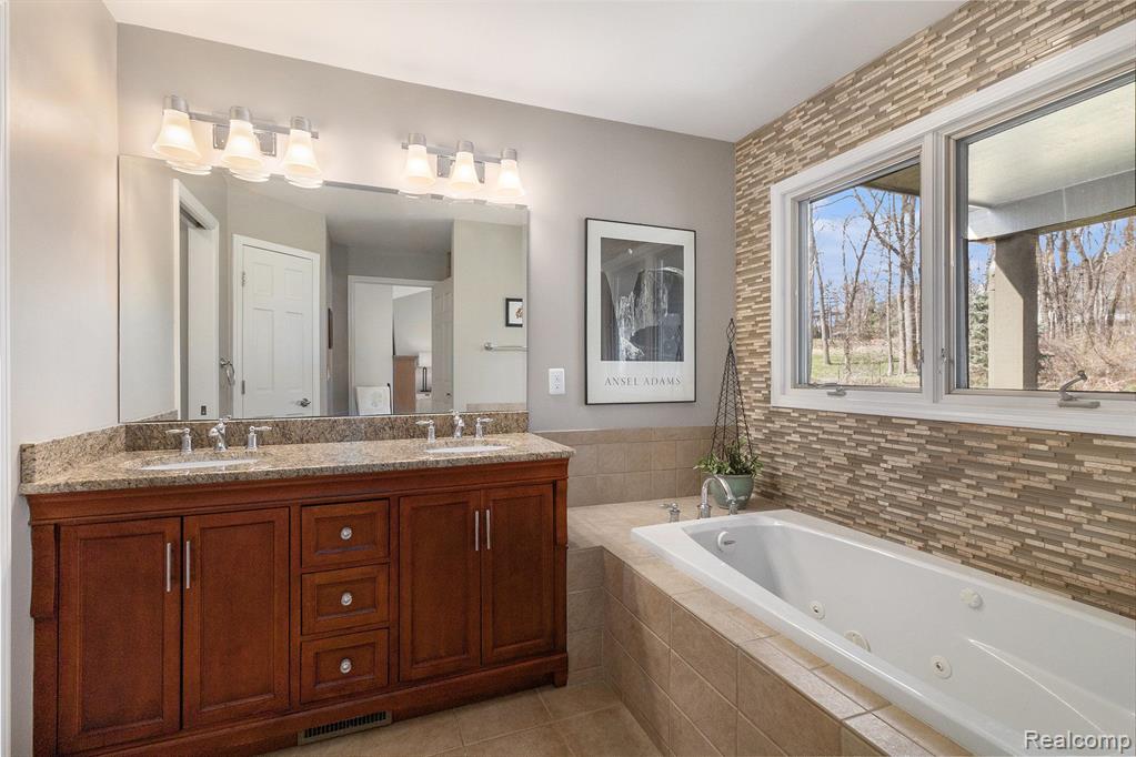 7643 MISTWOOD Drive, White Lake, MI 48383 — Photo 35