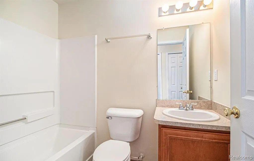 27261 HIDDEN OAKS Drive, Trenton, MI 48183 — Photo 15