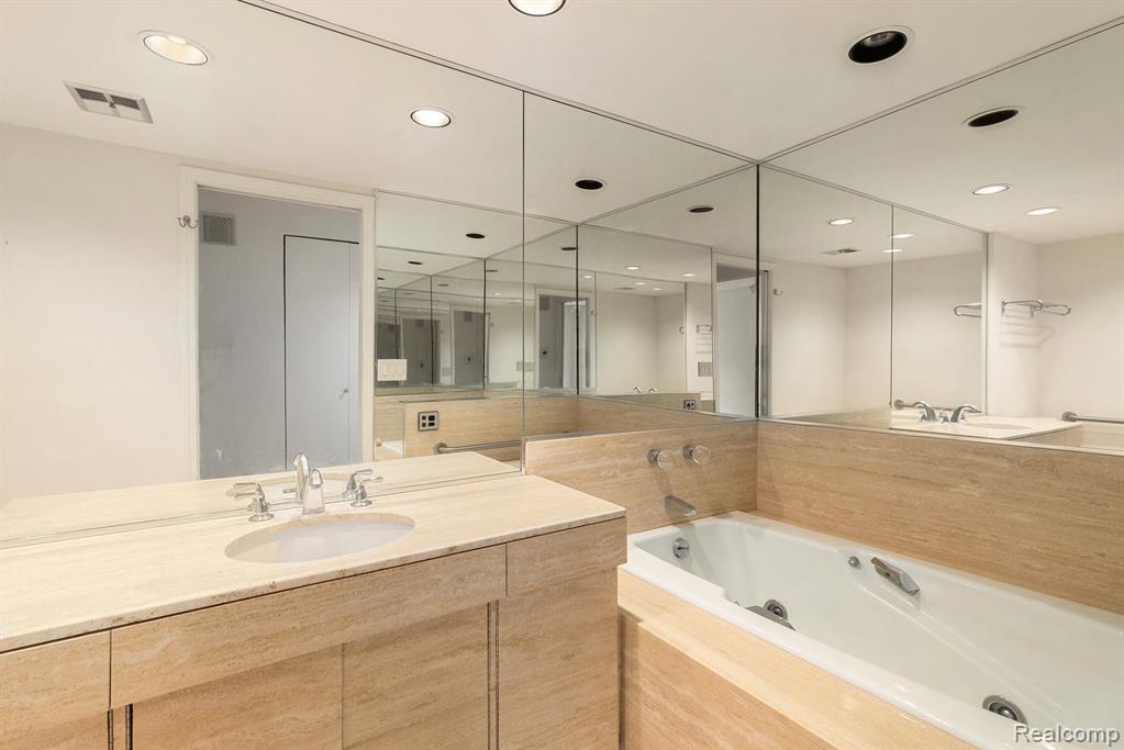 6964 Pebblecreek Woods Drive, West Bloomfield, MI — Photo 21