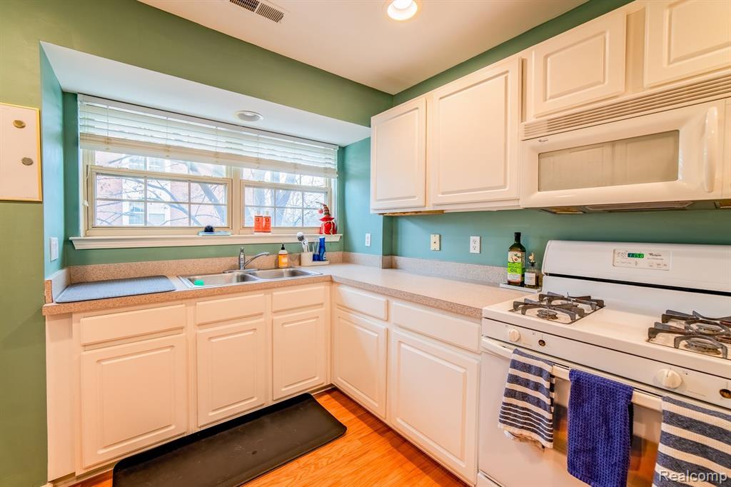 17026 FARMINGTON Road, Livonia, MI 48154 — Photo 17