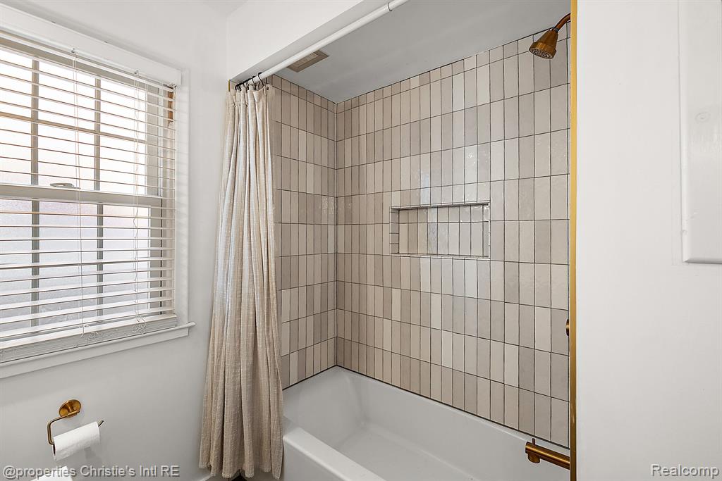 459 BOURNEMOUTH Circle, Grosse Pointe Farms, MI 48236 — Photo 18