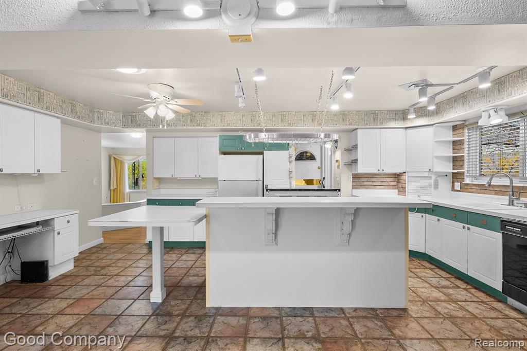 4215 Nickolas Drive, Sterling Heights, MI 48310 — Photo 8