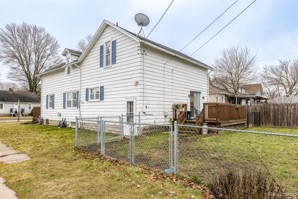 901 GARFIELD Street, Port Huron, MI 48060 — Photo 6