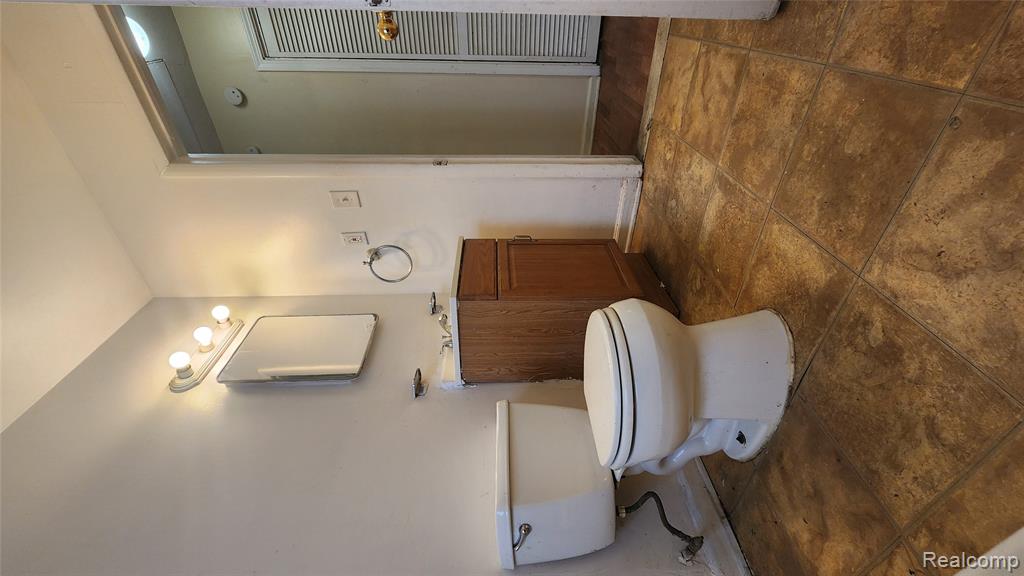 585 E Harwood Avenue, Madison Heights, MI 48071 — Photo 13