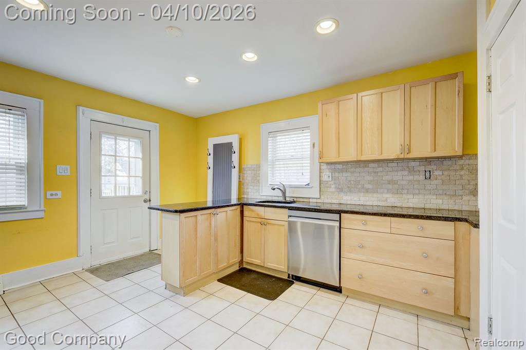 502 E LEWISTON Avenue, Ferndale, MI 48220 — Photo 15