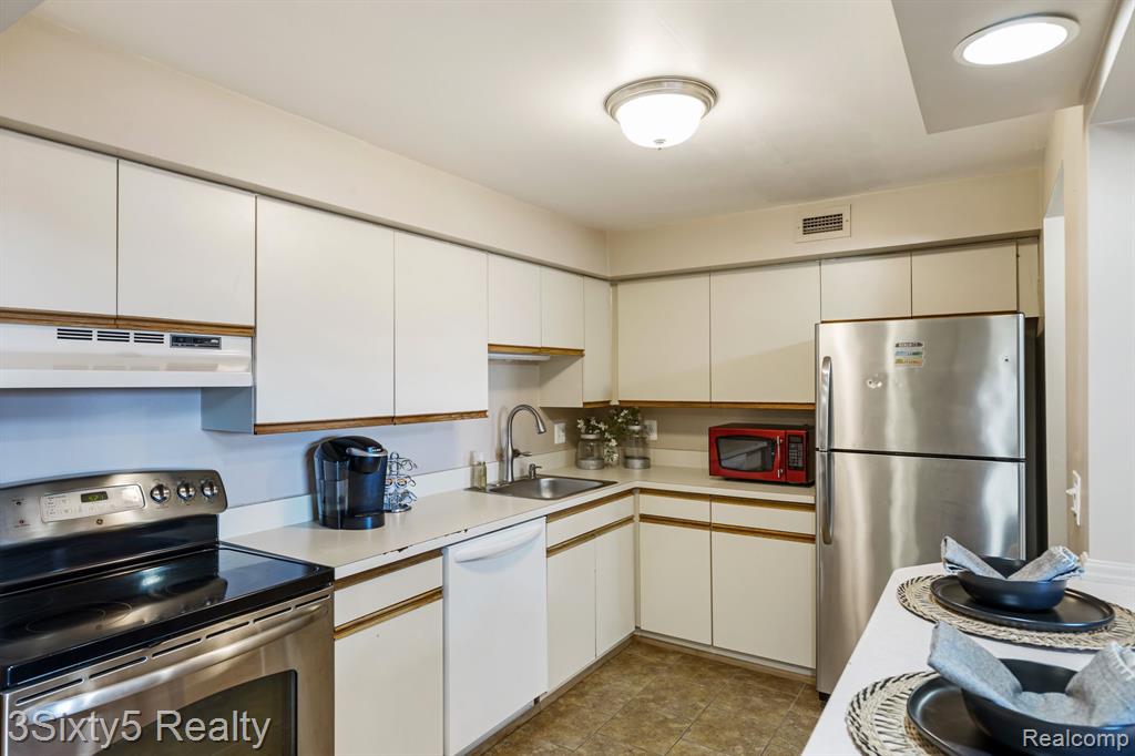 2465 RIVERSIDE Drive, 312, Trenton, MI 48183 — Photo 10