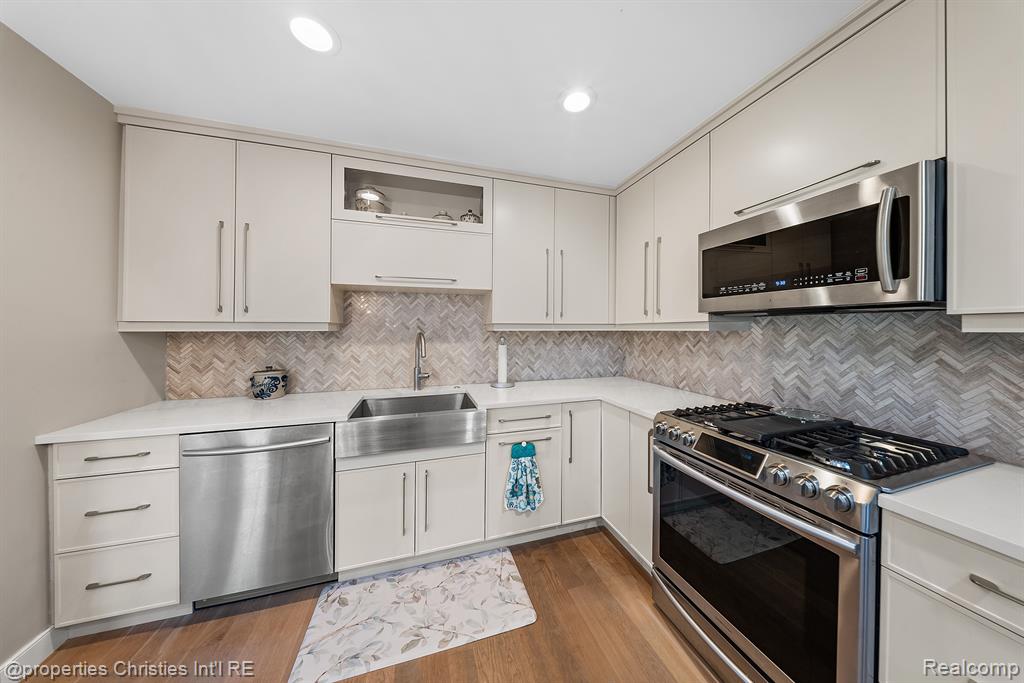 963 SANDALWOOD Drive, Troy, MI 48085 — Photo 8