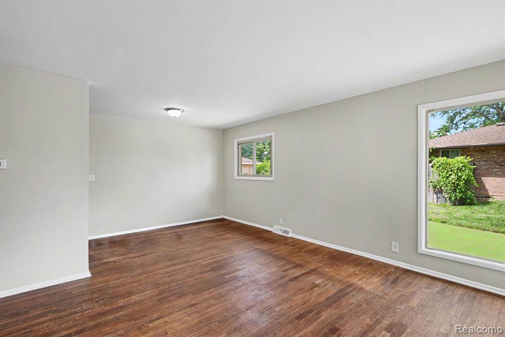 22282 E Schafer Street, Clinton Twp, MI 48035 — Photo 4