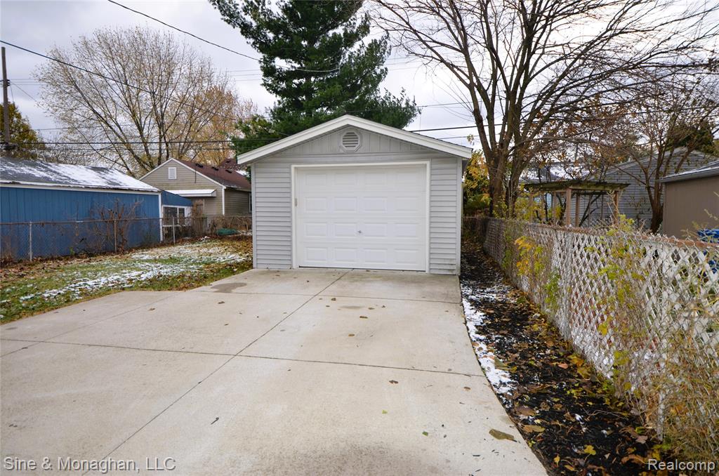 421 W Kalama Avenue S, Madison Heights, MI 48071 — Photo 38