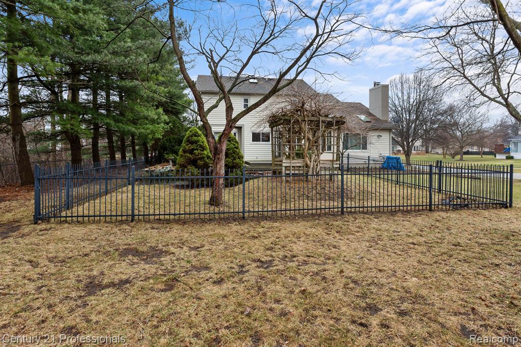 7594 Woodside Place, Waterford, MI 48327 — Photo 40