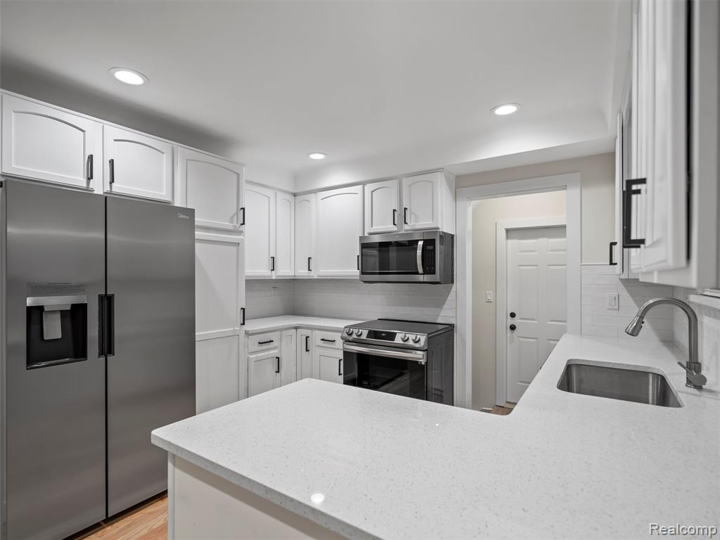 8211 Saint John Street, Utica, MI 48317 — Photo 21