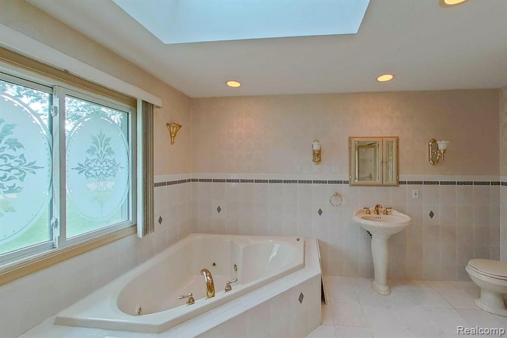 4395 OLD CARRIAGE Road, Flint, MI 48507 — Photo 23