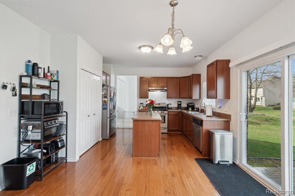 9998 ROLAN MEADOWS Drive, Belleville, MI 48111 — Photo 17