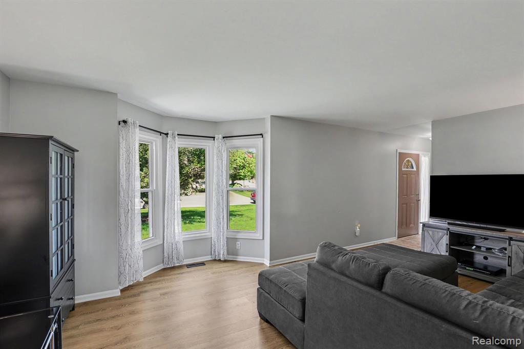6433 Woodcrest Ridge, Clarkston, MI — Photo 9